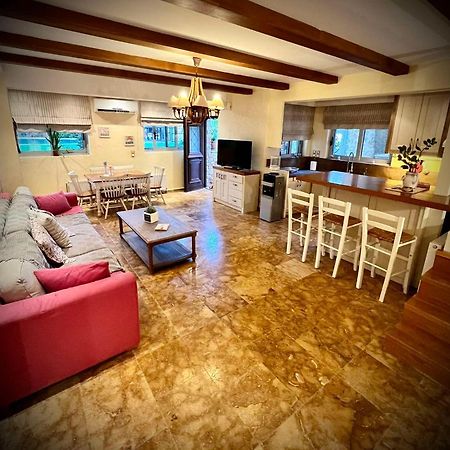Ένας Ευχάριστος Χώρος Με Πισίνα Villa Porto Rafti Bagian luar foto