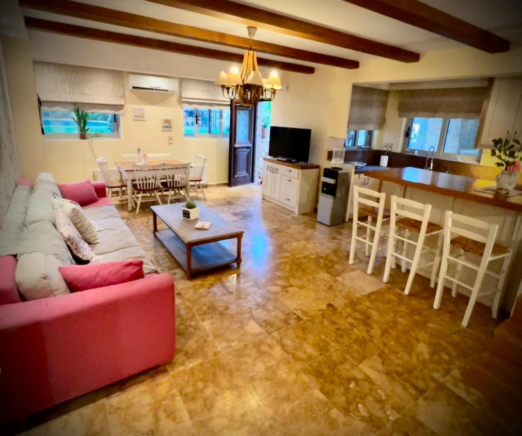 Ένας Ευχάριστος Χώρος Με Πισίνα Villa Porto Rafti Bagian luar foto